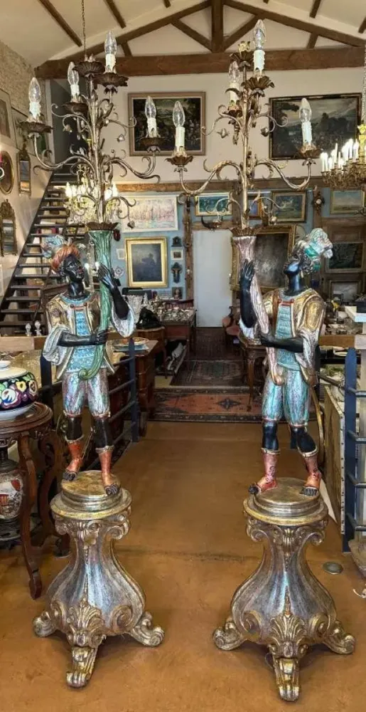 Paire de Nubiens porte torchères en bois polychrome (200cm)